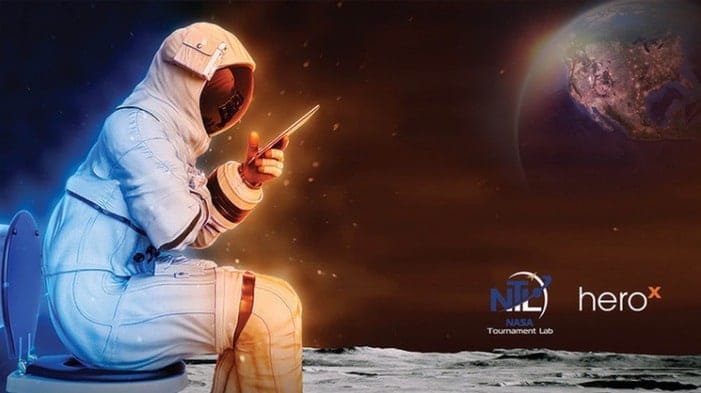 nasa uzay tuvaleti-klozete oturan adam