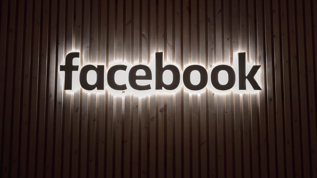 Facebook Ray-Ban ile Ortak Bir Akıllı Gözlük Geliştirecek