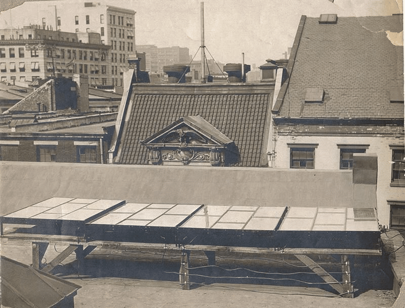 1884 yılında New York'ta bir evin çatısına kurulan güneş paneli.