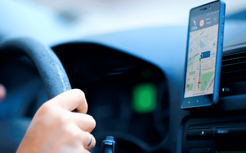Navigasyon Uygulamaları Arabada Nasıl Çalıştırılır